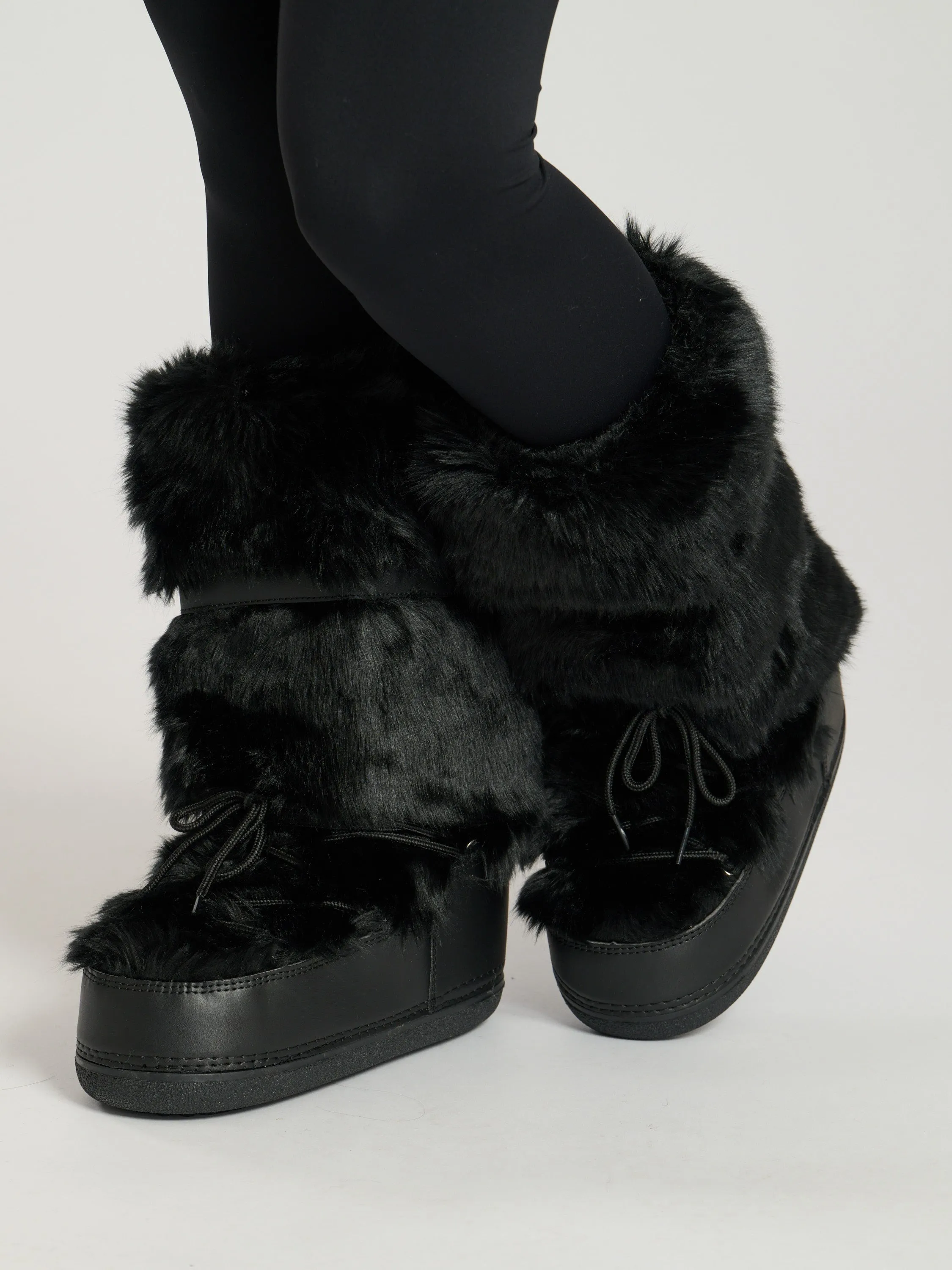 The 'Snow bunny' fluffy knee snow boots in black